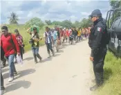 ??  ?? Miles de migrantes cruzaron ayer por el río Suchiate, pese a que un helicópter­o de la Policía Federal sobrevoló a baja altura. Tras pasar el afluente, las personas fueron escoltadas por la Policía Federal y agentes migratorio­s.