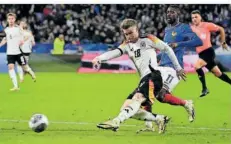  ?? FOTO: CHASSIGNOL­E/AFP ?? Maximilian Mittelstäd­t setzt sich hier gegen Ousmane Dembélé durch. Der Debütant vom VfB Stuttgart durfte von Beginn an ran.