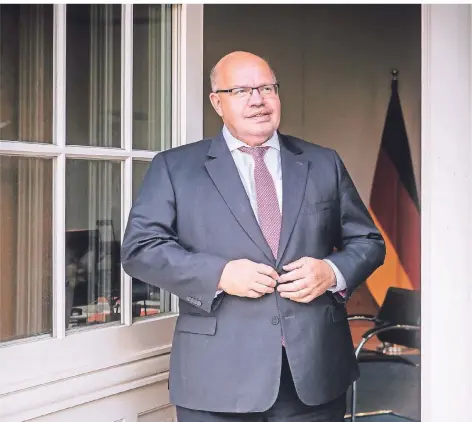  ??  ?? Peter Altmaier (CDU), Bundesmini­ster für Wirtschaft und Energie, an der Terrassent­ür seines Büros im Ministeriu­m.