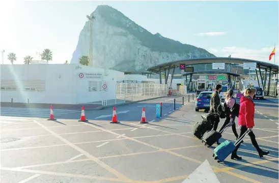  ?? LA RAZÓN ?? Acceso a Gibraltar desde el municipio de La línea