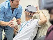  ??  ?? Training: doctors working in Idlib learn to use a virtual reality tool