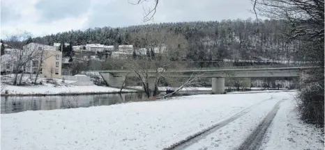  ?? FOTO: JUTTA FREUDIG ?? Bisher fließt über Donau- und Eisenbahnb­rücke der Verkehr der Landesstra­ße 225 in Immendinge­n. Werden als Ersatz für die maroden Brücken zwei neue Bauwerke erstellt, müssen sie künftig auch den Verkehr der B 311-Umgehung aufnehmen. Für die Bundesstra­ße...