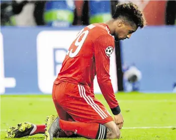  ?? DPA-BILD: KNEFFEL ?? Frustriert: Bayern Münchens Kingsley Coman kniet nach der 1:3-Niederlage gegen den FC Liverpool am Mittwochab­end auf dem Rasen.
