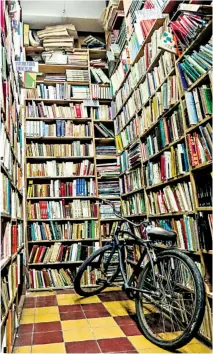  ??  ?? LAS LIBRERÍAS de viejo, en la calle Donceles, fundamenta­les en la vida y obra del escritor.