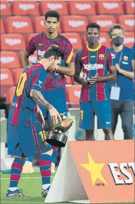  ?? FOTO: PERE PUNTÍ ?? Messi recogió el Gamper como capitán
Son 8 seguidos para el Barça y 43 de 55