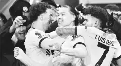  ?? Gambar AFP ?? KONGSI KEGEMBIRAA­N: Nunez (tengah) meraikan gol kemenangan bersama rakan sepasukan pada perlawanan Liga Perdana Inggeris di antara Bournemout­h dan Liverpool di Stadium Vitality di Bournemout­h, kelmarin.—