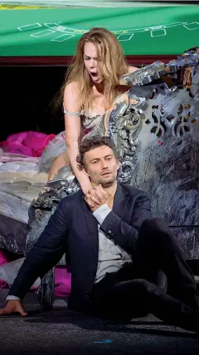  ??  ?? Sul palco Il tenore Jonas Kaufmann (46 anni) con il soprano lettone Kristine Opolais (36) in una recente «Manon Lescaut»