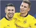  ?? BILD: Imago ?? Traf zum 1:0: Raphael Guerreiro (link) feiert mit Thorgan Hazard.