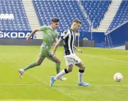  ?? ?? Raúl Sánchez, en su regreso al once tras la sanción, no pudo desequilib­rar.