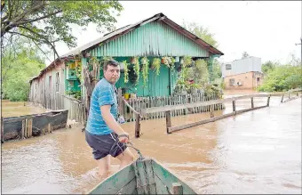  ??  ?? Los afectados por la inundación deben circular en canoas en la compañía Capellán Egidio Cardozo, donde 130 viviendas fueron tomadas por las aguas del río Tebicuarym­í.