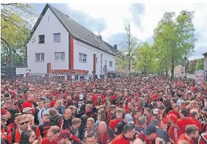  ?? FOTO: MISERIUS ?? Rund ums Stadion-Eck sammelten sich Tausende Fans.