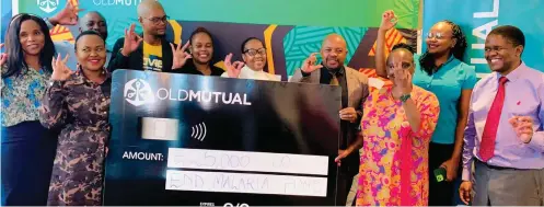  ?? ?? ▴The cheque handover of E25 000 contributi­on from End Malarai Fund from Old Mutual.