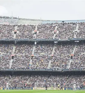  ?? Foto: PERE PUNTÍ ?? El Barça-elche fue el primer partido sin marcador en el Gol sud del camp Nou