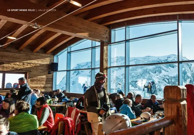  ??  ?? Sopra, il bar
ristorante Stolenberg, sul Passo dei Salati. A destra, l’ingresso del rifugio 2727
Colle Betta, sul Colle della Bettaforca, a 2.727 metri di altitudine, con il maggiolone
e le mocette di cervo e capriolo
fatte in casa.