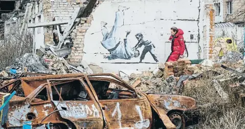 ?? SBRGBY DOLZHBNKO / BFB ?? Un mural de Banksy a la ciutat de Borodianka, una de les més afectades d’Ucraïna pels bombardejo­s russos