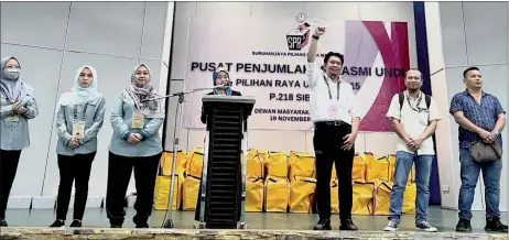  ?? ?? Lukanisman (third rightF raises his hand after Siti Rohanie officially announced his victory.