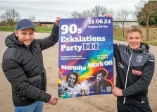  ?? DANIEL VOLKMANN ?? Sebastian Böhning und Mike Nordmann (von links), mit dem neuen Plakat für die Party in Grabe.