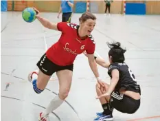  ??  ?? Tini Wonnenberg (links gegen Friedberg) und die Aichacher Handballer­innen wollen auch gegen Leipheim siegen.