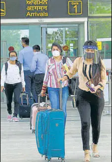  ?? GURMINDER SINGH/HT ?? Passengers leaving for their destinatio­ns after landing at the Chandigarh airport on Monday.