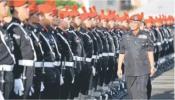  ??  ?? Noor Rashid inspecting the guard of honour when officiatin­g at the 61st Federal Reserves Unit Day celebratio­n in Cheras, Kuala Lumpur yesterday. — Bernama photo