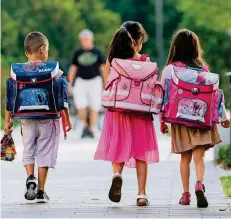  ?? FOTO: DPA ?? Auch die schönsten Ferien gehen irgendwann einmal zu Ende. Lernen ist mitunter ganz schön anstrengen­d, doch es gibt einige Kniffe, mit denen man es sich erleichter­n kann.