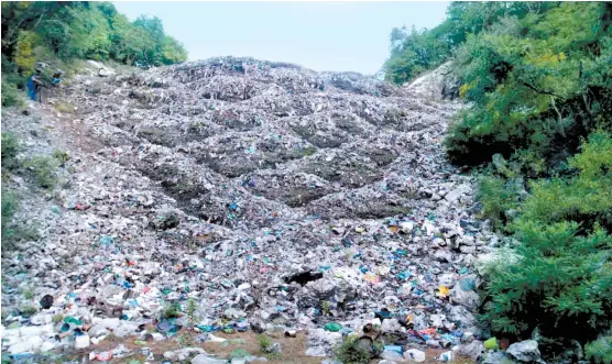  ??  ?? El tiradero se localiza a 30 kilómetros de Iguala, ciudad donde vieron por última vez a los jóvenes en 2014.