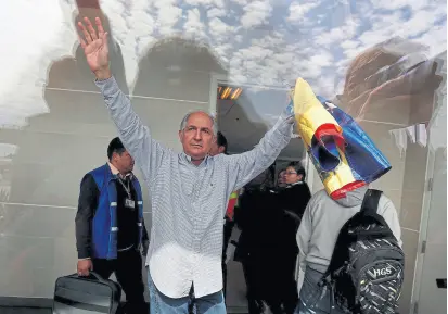  ?? Jaime saldarriag­a/ reuters ?? Ledezma, ayer, apenas llegado a la capital colombiana