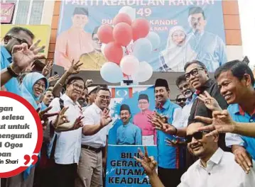  ??  ?? AMIRUDIN bersama Xavier (empat dari kanan) dan Mohd Zawawi (lima dari kanan) ketika melancarka­n bilik gerakan utama Parti Keadilan Rakyat N49 Sungai Kandis di Bukit Kemuning, Shah Alam.