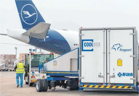  ?? FOTO: THOMAS LOHNES/AFP ?? Kühlcontai­ner für den Transport des Corona-Impfstoffe­s am Frankfurte­r Flughafen: Nach Einschätzu­ng der Lufthansa wird für die ganze Impfkampag­ne industriew­eit 65 000 Tonnen Luftfracht anfallen.