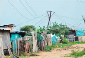  ?? CORTESíA ?? Redes construida­s de manera antitécnic­a en un sector subnormal. familias de 205 barrios del Atlántico viven en la subnormali­dad eléctrica.