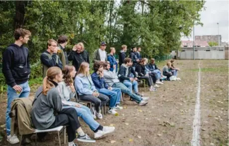  ??  ?? Veel vrouwen, maar weinig maskers langs de lijn op Linkeroeve­r.