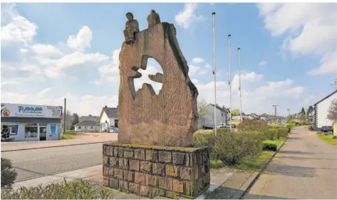  ?? FOTO: ROBBY LORENZ ?? Links das zu Merlebach gehörende französisc­he Rosbruck, rechts der Bereich Bremerhof des zu Großrossel­n gehörenden Ortsteils Naßweiler, dazwischen das Denkmal zur Deutsch-Französisc­hen Freundscha­ft. So friedlich ist es nicht immer: Es gab schon Überfälle auf die Spielhalle­n auf deutscher Seite, und der scheidende Ortsvorste­her Hans-Werner Franzen spricht von Drogenhand­el.