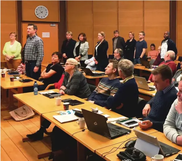  ??  ?? FLERE ENN NØDVENDIG: Det er 35 kommunesty­rerepresen­tanter i Grimstad, noe som er åtte mer enn nødvendig ifølge loven. Lene Langemyr (Frp) mener det finnes flere grunner til å redusere antall politikere i kommunen.