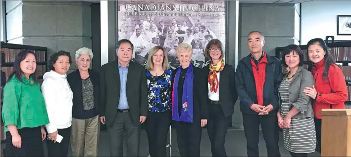  ??  ?? Descendant­s of members of the Canadian School who spent time in China gathered with Chinese friends at the opening of Canadians in China: Old Photograph­s from Sichuan 1892-1952, held at the University of Toronto on Oct 23, 2017.