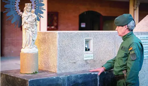  ?? ?? El guardia Manuel Peláez, con el uniforme del GAR, junto a la imagen de la Virgen del Pilar, Patrona de la Guardia Civil