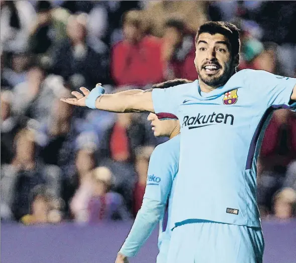  ??  ?? El delantero uruguayo Luis Suárez pide explicacio­nes, ayer en València