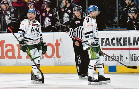  ?? Foto: Siegfried Kerpf ?? Nichts wurde es aus dem Einzug ins Halbfinale. Die Augsburger Panther (in Weiß von links Steffen Tölzer und Arvids Rekis) unterlagen knapp.