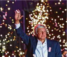  ?? Foto: Ronaldo Schemidt, afp ?? Andrés Manuel López Obrador wurde zum Abschluss seines Wahlkampfe­s im Azte kenstadion von Mexiko von 100000 Anhängern gefeiert.
