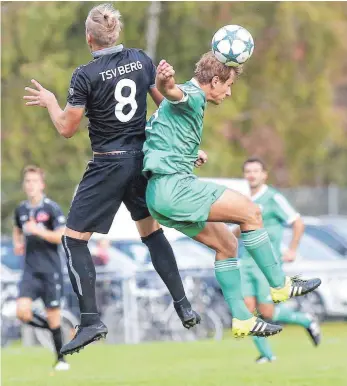  ?? FOTO: THOMAS WARNACK ?? Martin Schrode (rechts) hier beim 1:1 gegen den TSV Berg im Duell mit Bergs Andreas Frick, will mit seiner Mannschaft am heutigen Samstag den sechsten Saisonsieg.