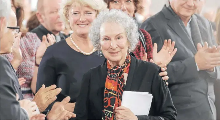  ??  ?? ► El domingo pasado Margaret Atwood fue recibida con aplausos en la Iglesia de San Pablo, de la ciudad alemana de Frankfurt.