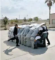  ??  ?? Adiestrami­ento. Los cadetes de la Academia de Policía también reciben capacitaci­ón en defensa personal.