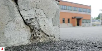  ?? PHOTOS JEAN-FRANÇOIS DESGAGNÉS ?? 1. Ces marches en béton sont situées à l’avant de l’école Filteau, devant l’entrée principale. 2. Des morceaux de brique se sont détachés près de l’entrée principale (sur la photo) de même que sur le mur côté sud. 3. Des fissures sont apparentes à quelques endroits dans la fondation. 3