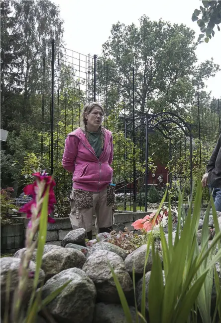  ??  ?? FANTASIFUL­LA. Tillsamman­s har Cecilia och Mattias Pedersen skapat en fantasiful­l trädgård genom återbruk.