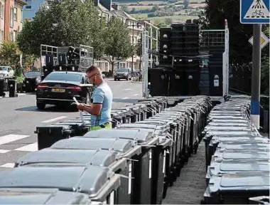  ?? Foto: Nico Muller ?? Als letzte der 46 Sidec-Gemeinden wurde Mitte September Ettelbrück mit den neuen Mülltonnen beliefert. Insgesamt wurden nahezu 100 000 neue Tonnen zugestellt.