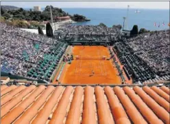  ??  ?? ENCLAVE. Panorámica de la pista de Montecarlo con el mar de fondo.