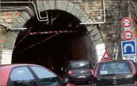  ?? (Photo d’archives Cyril Dodergny) ?? En raison d’infiltrati­ons d’eau côté italien, le tunnel est resté fermé quatre jours.