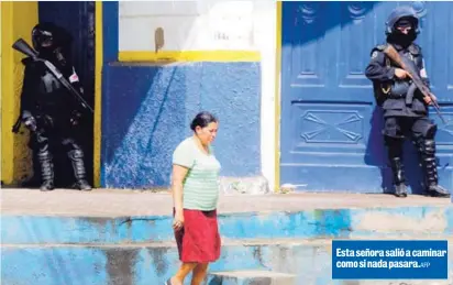  ?? AFP ?? Esta señora salió a caminar como si nada pasara.