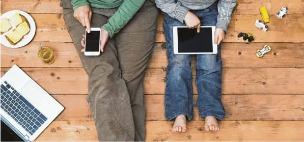  ?? Foto: Fotolia ?? Ob Tablet, Computer oder Smartphone – es ist wichtig, dass Eltern ihre Kinder bei den ersten Schritten im Internet begleiten, sagt Medienexpe­rtin Maya Götz.