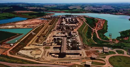  ?? ?? Megacomple­xo verticaliz­ado vai reduzir a necessidad­e do Brasil de importar fertilizan­tes fosfatados
