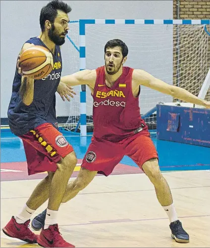  ?? FOTO: FEB ?? Pierre Oriola y Guillem Vives. Scariolo cuenta con ellos dos dentro del grupo de 17 para preparar el Eurobasket